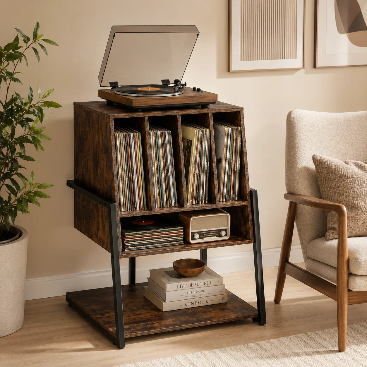 Meuble platine vinyle 4 séparateurs dans salon, fauteuil, plante, vinyles rangés, ambiance chaleureuse