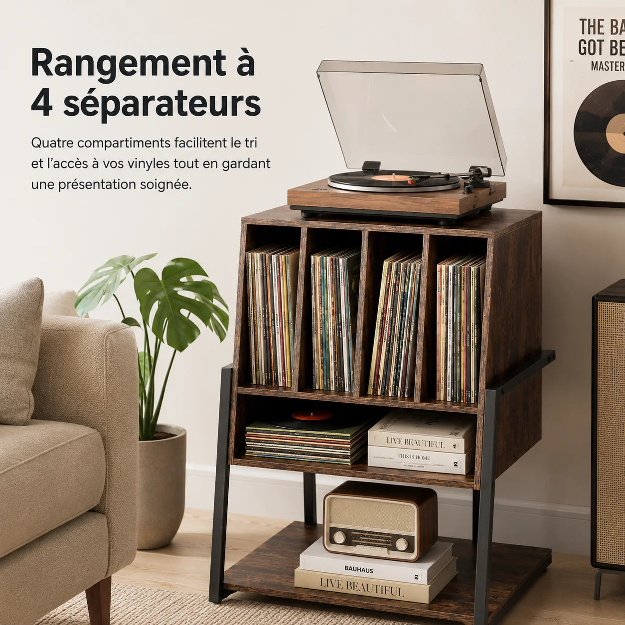 Quatre compartiments séparés du meuble platine, vinyles rangés par groupe, vue de face