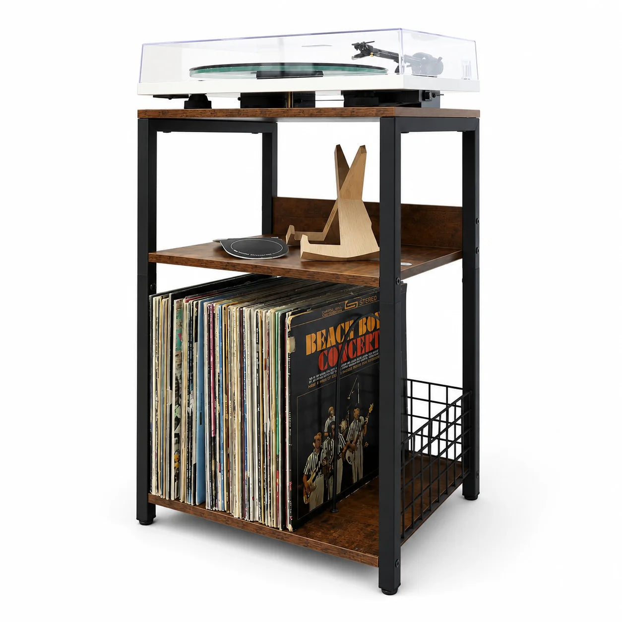 Meuble platine vinyle compact bois et métal 65 cm, platine dessus, panier métal, vinyles, vue 3/4 fond blanc – Sillon 33