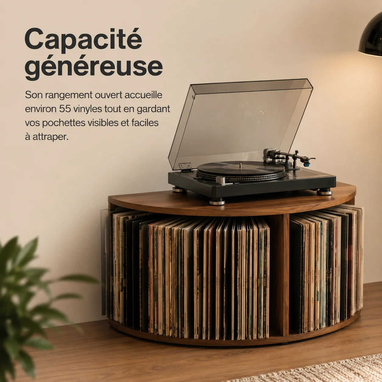 Compartiment ouvert du meuble arrondi avec environ 55 vinyles LP rangés debout, pochettes visibles