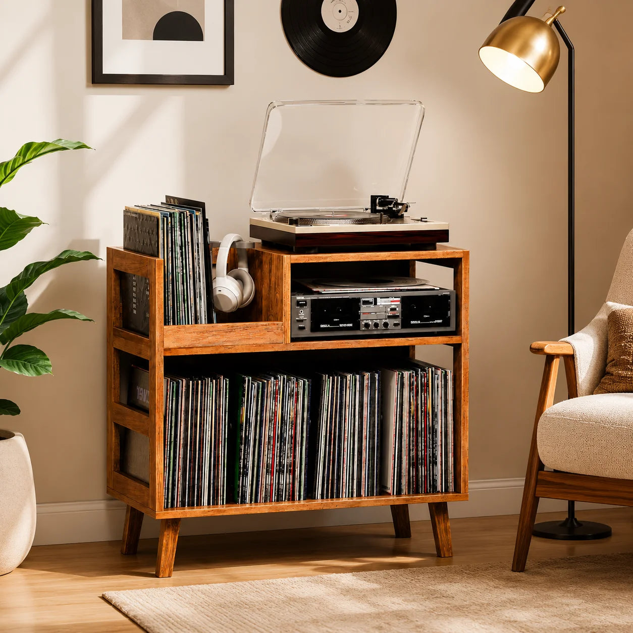 Meuble platine vinyle rétro dans salon warm, vinyles, casque, amplificateur, platine, lampe