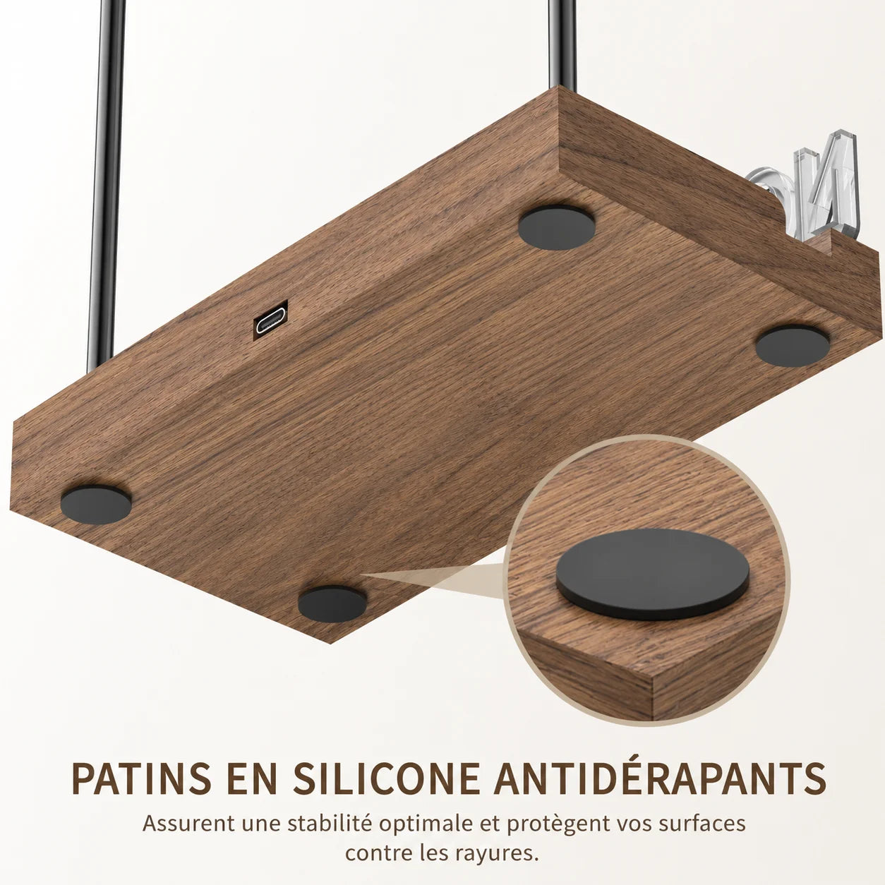 Dessous du support Now Playing, quatre patins silicone antidérapants sur socle bois