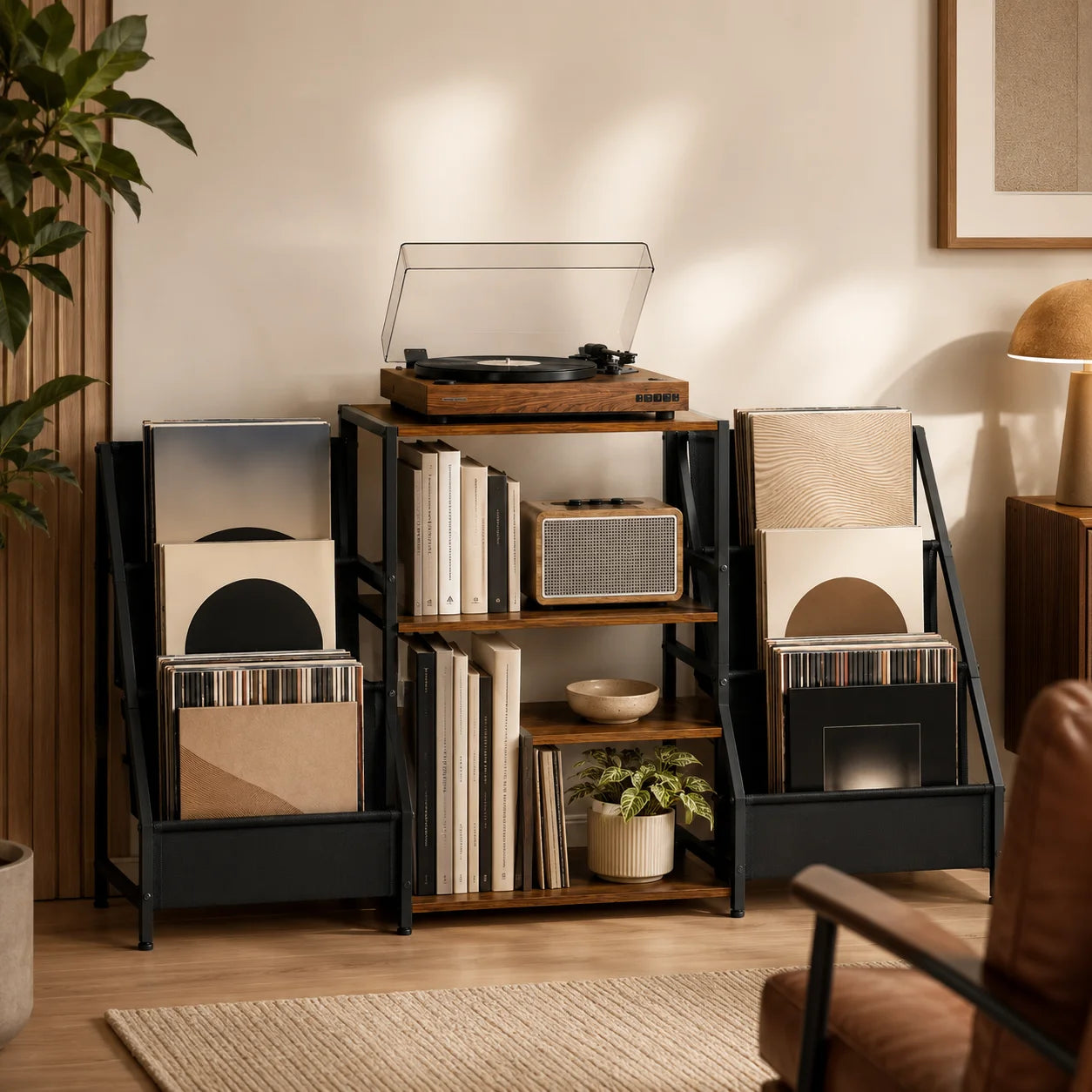 Grand meuble rangement vinyles dans salon chaleureux, platine, livres, enceintes, plante ficus, fauteuil cuir