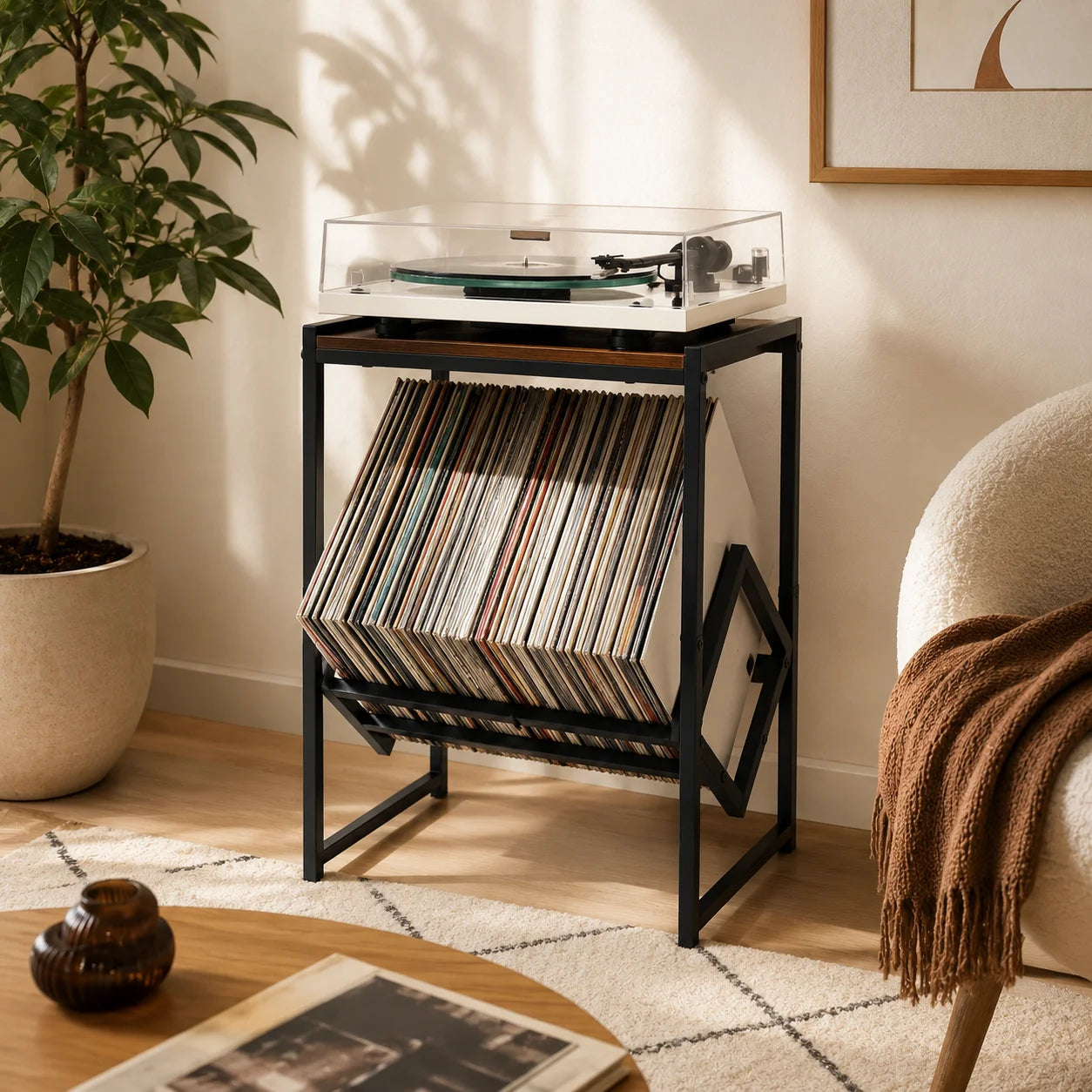 Support platine vinyle dans salon, fauteuil bouclé, plante, tapis Berber, ambiance chaleureuse