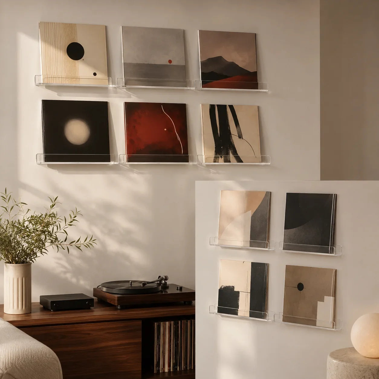 Salon avec présentoirs muraux acryliques et pochettes vinyles