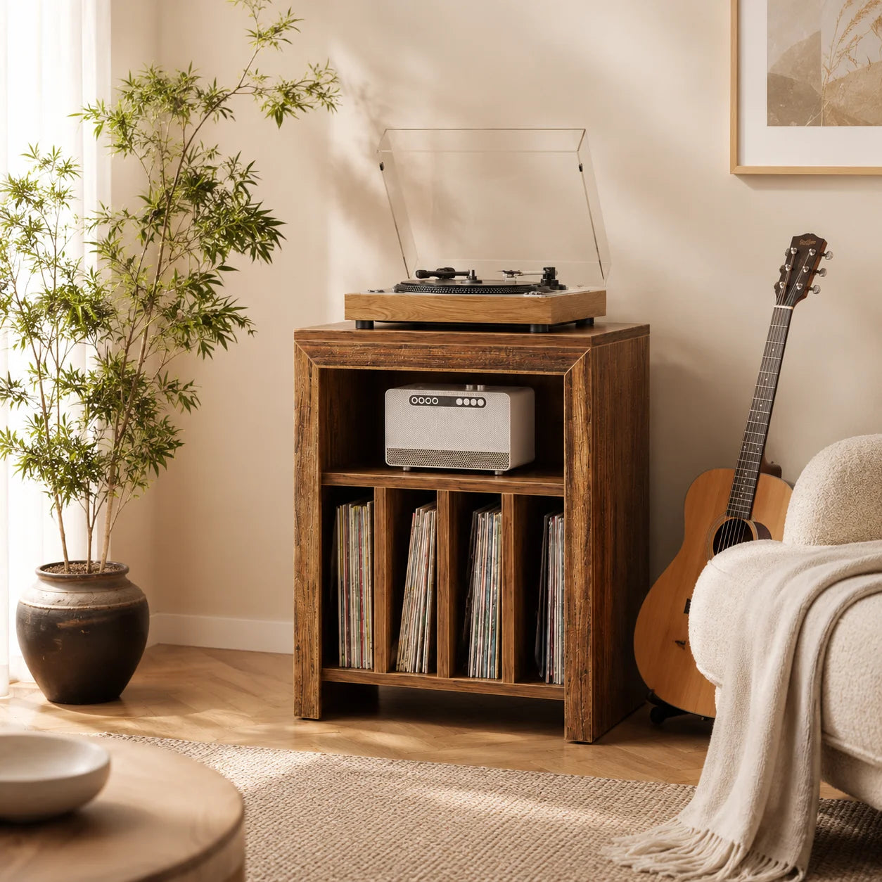 Meuble platine vinyle 60 cm dans salon japonisant, guitare acoustique, plante bambou, ambiance naturelle