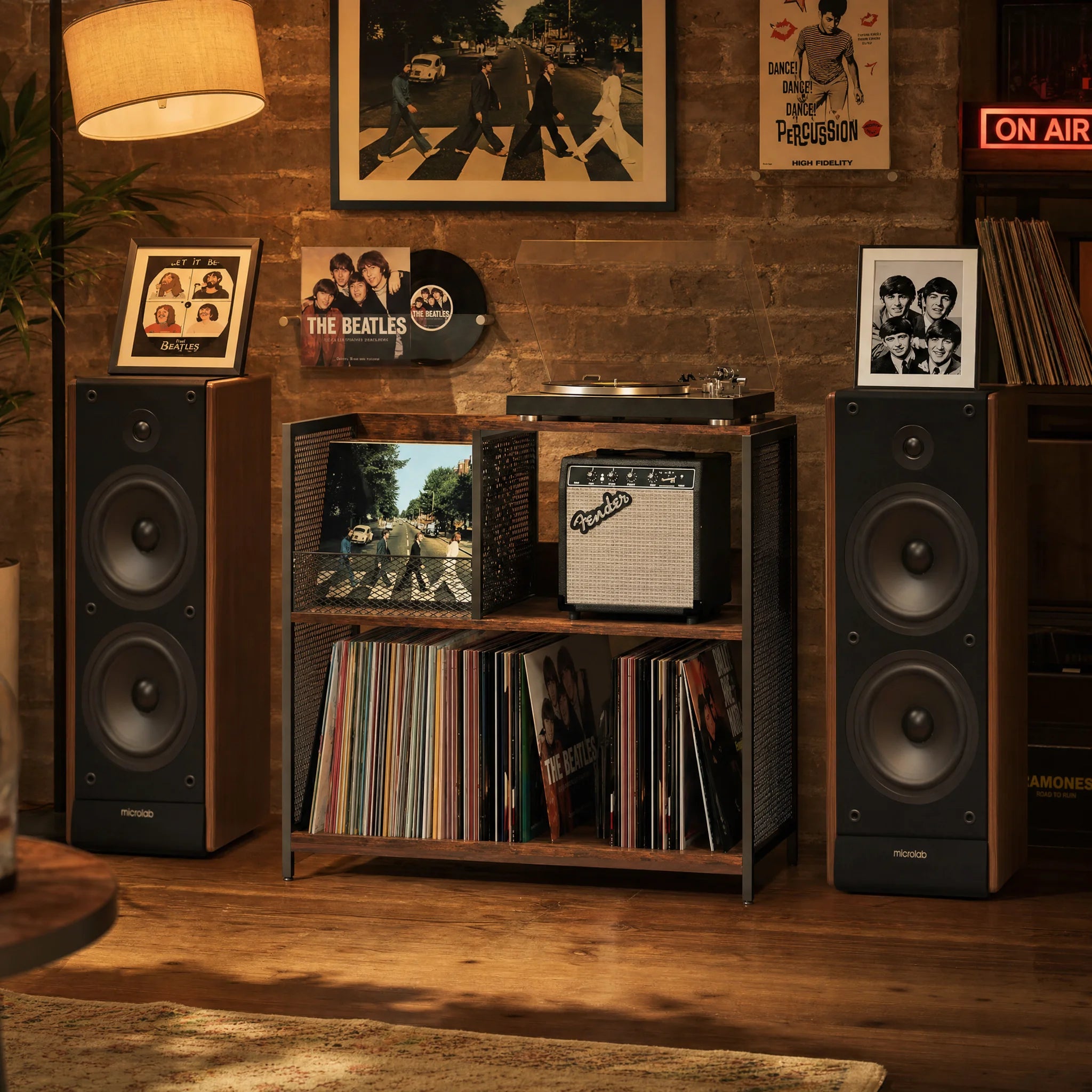 Meuble platine vinyle industriel bois et métal dans salon, grillage noir, ambiance déco