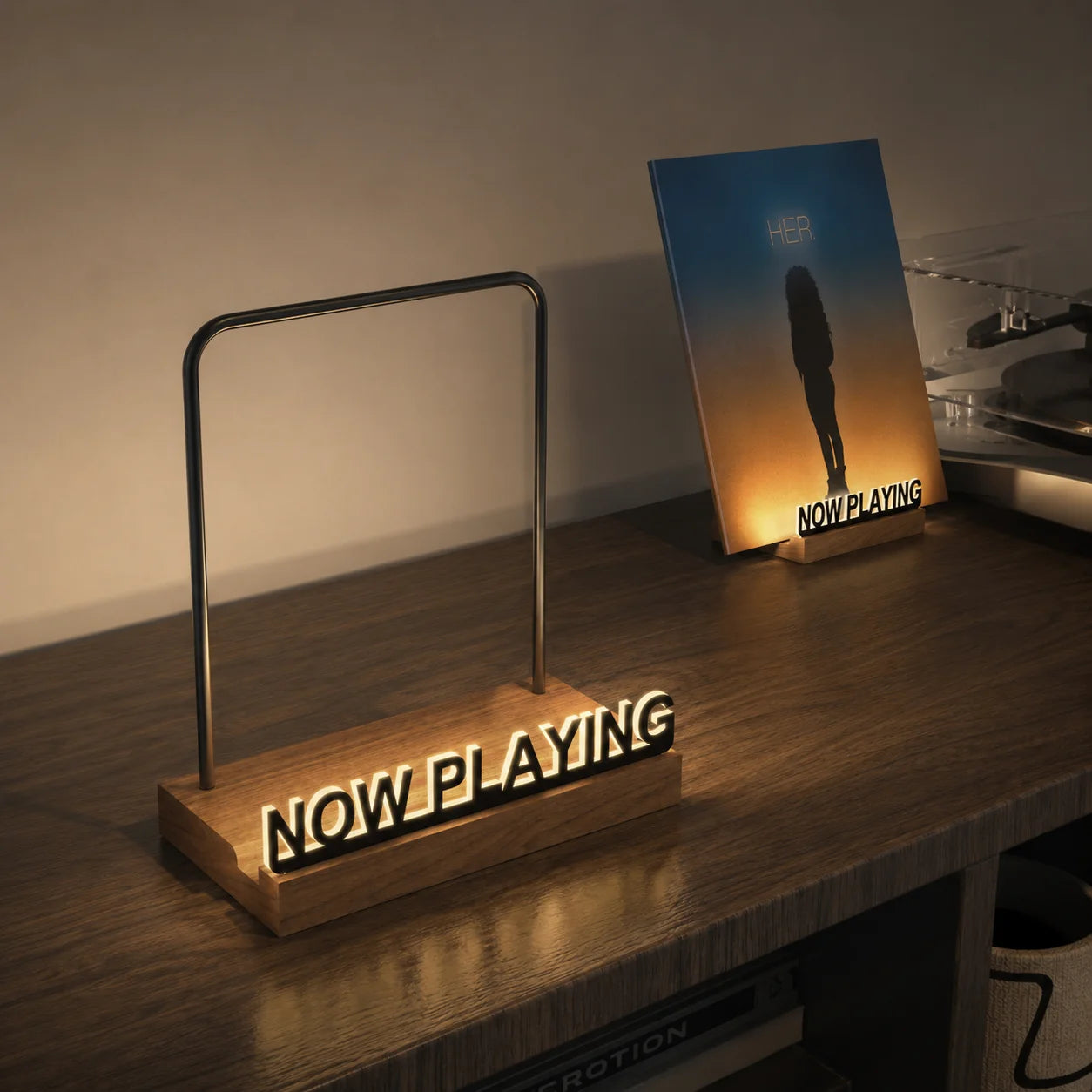 Support Now Playing allumé sur bureau bois, vinyle HER. rétroéclairé, inscription lumineuse, platine en arrière-plan