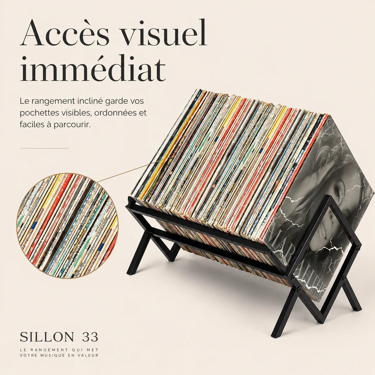 Rack vinyles métallique incliné Sillon 33, fond blanc, vinyles rangés visibles, vue 3/4
