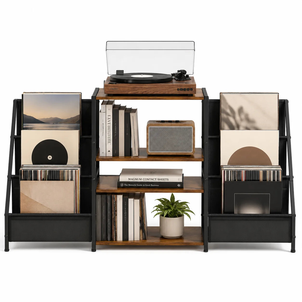 Grand meuble rangement vinyles bois et métal, fond blanc, platine dessus, bacs latéraux inclinés avec vinyles, 3 étagères, enceinte, plante