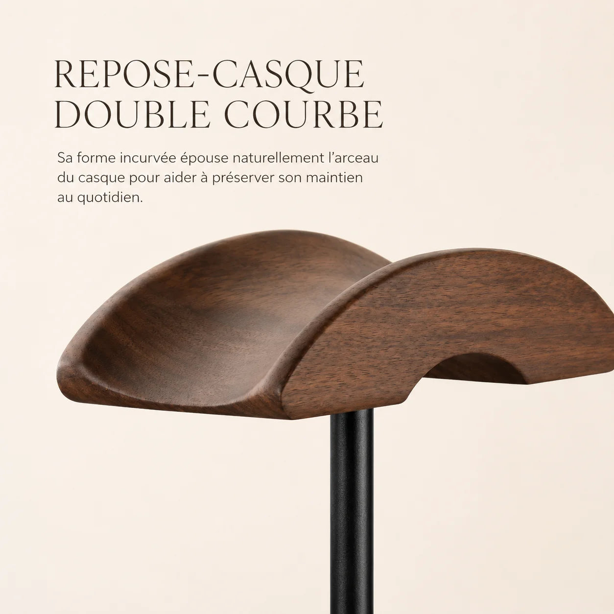 Casque audio noir posé sur support bois-aluminium, platine vinyle et amplificateur en arrière-plan