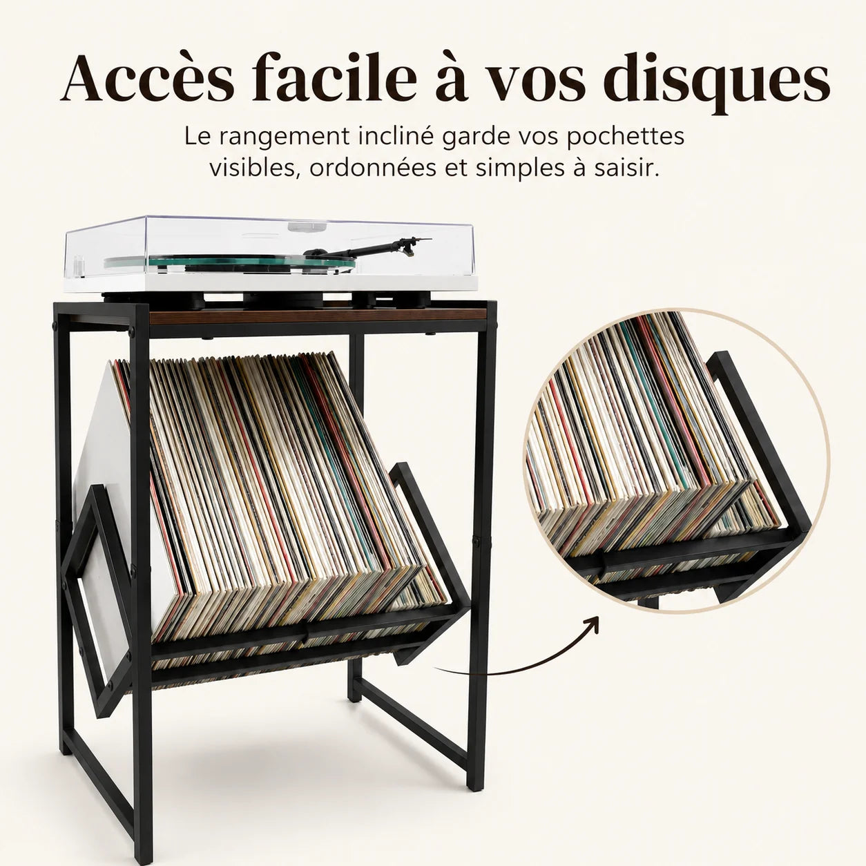 Bac incliné du support platine vinyle, pochettes visibles, main saisissant un disque, zoom